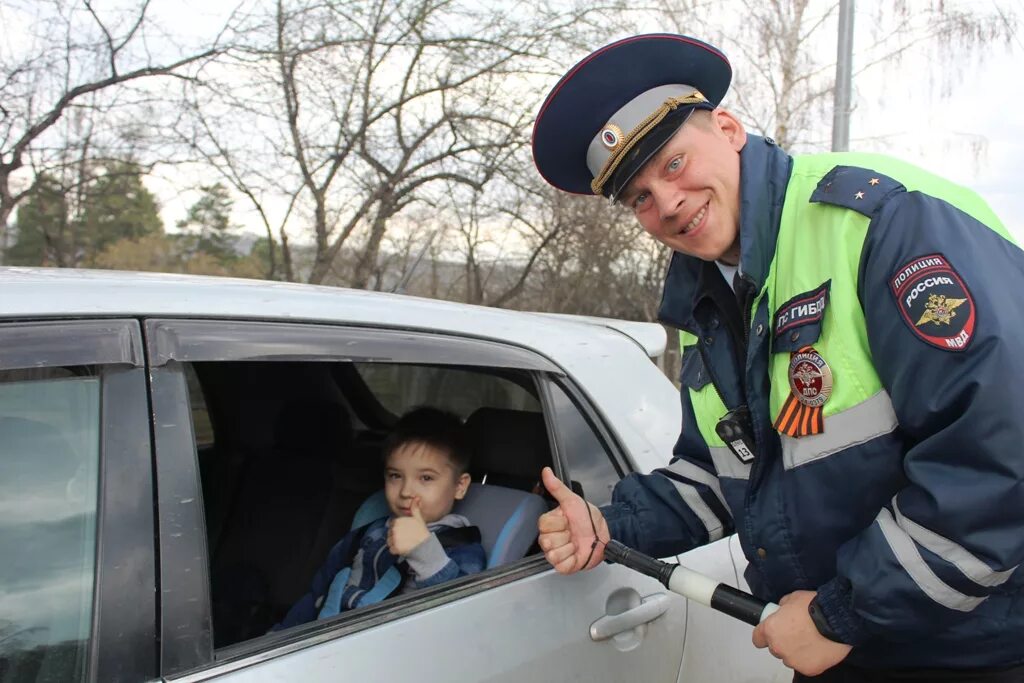 сайт гибдд отправить фото нарушения. патруль дпс и дети. дпс россии. с. сотрудник гибдд красивый.