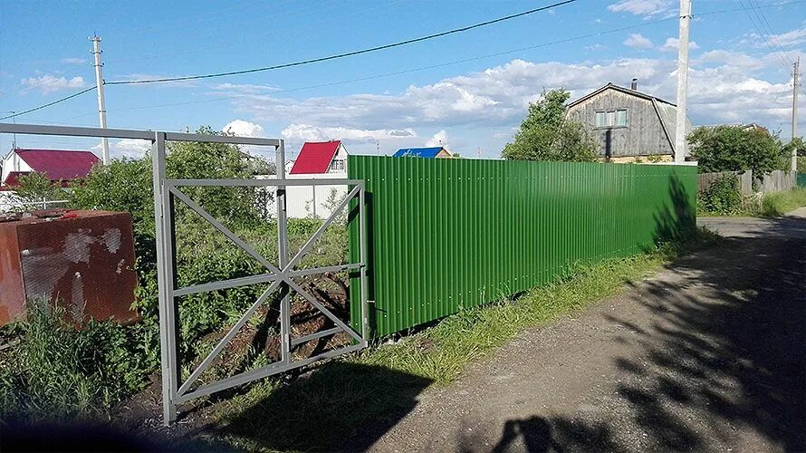 Заборы ульяновск. Комбинированный забор из профнастила и сетки. Забор из профнастила с фигурным верхом. Ульяновские заборы.