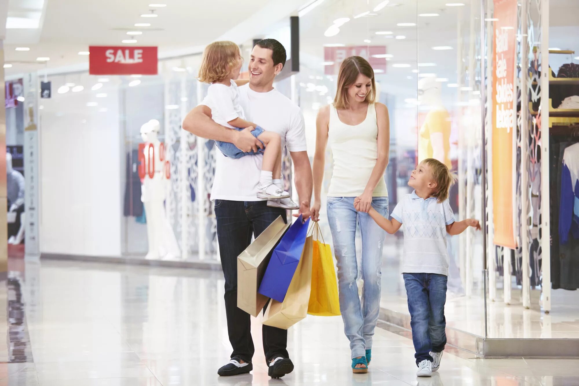 Shopping media ru. Шоппинг всей семьей. Дети шоппинг. Семья с покупками. Одежда для всей семьи шоппинг.