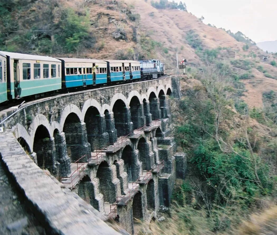 Известные железные дороги. Калка Шимла. Поезд Калка Шимла. Горные железные дороги Индии. Шимла Индия.