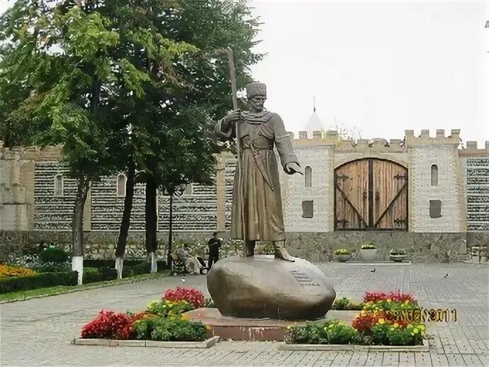 Площадь штыба владикавказ. Площадь штыба владикавказ достопримечательности. Площадь штыба владикавказ достопримечательности. Владикавказ памятник бугулов. Памятник на штыба во владикавказе.