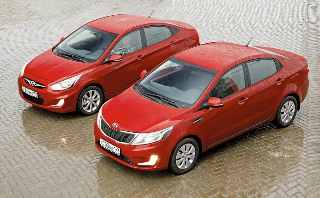 Киа рио или хендай солярис. Kia Rio Hyundai Solaris. Kia Rio vs Hyundai Solaris. Kia Rio Hyundai Solaris 2012. Киа Рио и Хендай Солярис.