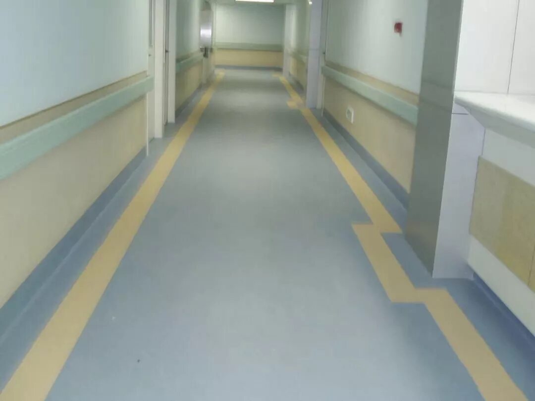 Тамбов больницы педиатрический корпус. Линолеум tarkett коммерческий антистатический. Полы больниц детских. Интерьер детской поликлиники. Наливной пол в больнице.