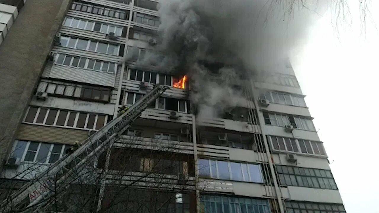 Пожар в доме дали. Пожар Волжский. Пожар в доме. Пожар в доме многоэтажке. Пожар в квартире многоэтажном доме.