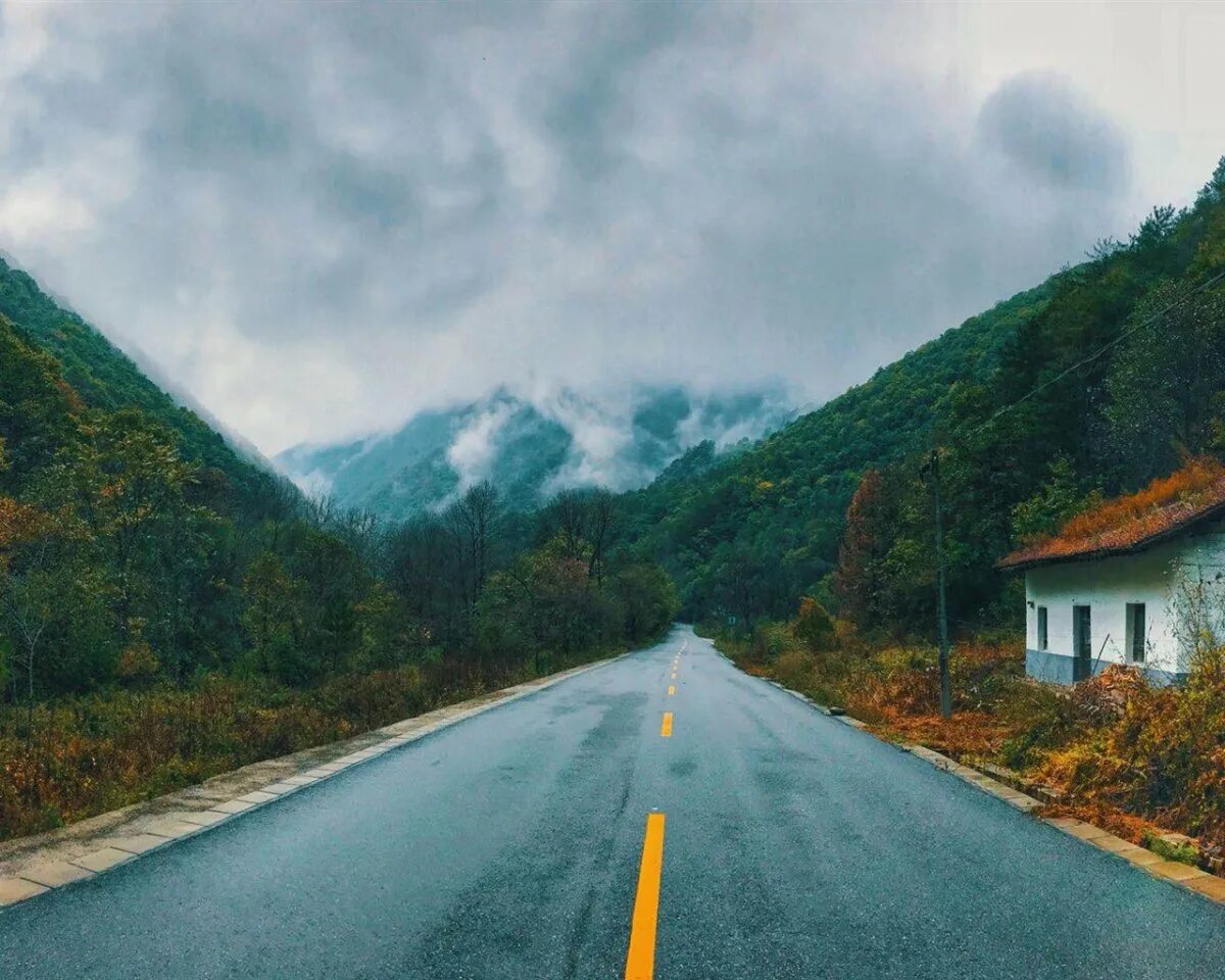 Yellow spring road япония. Гора Акина Япония. «Дорога в Фюссен» Бехер. Гора Акина Япония дорога. Дорога в гору.