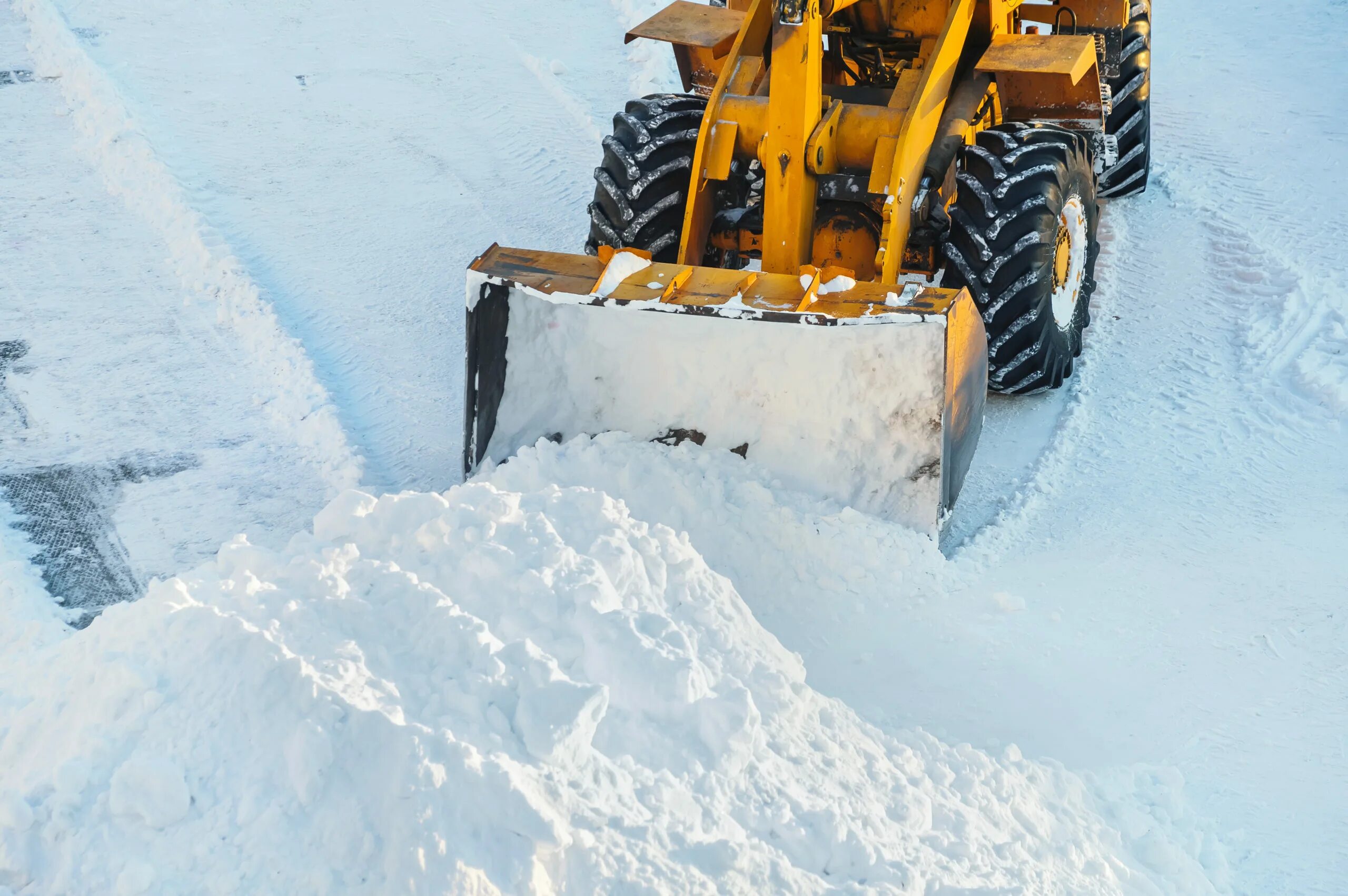 Игра трактора чистят снег. МТЗ-82 зимой уборка снега. Трактор для чистки снега. Расчистка снега трактором. Трактор с ковшом для снега.
