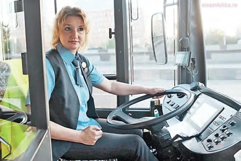 Водитель троллейбуса. Женщина водитель троллейбуса. Женщина вагоновожатый. Форма водителя троллейбуса. Водитель трамвая троллейбуса