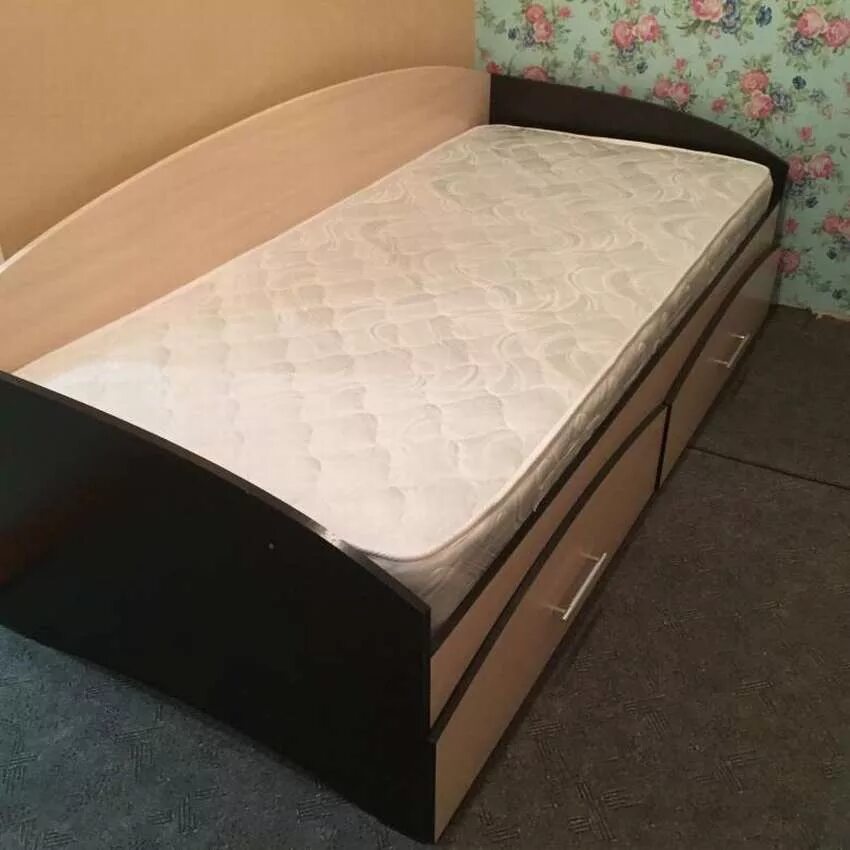 Авито кровать односпальная б у. Кровать полуторка. Кровать на полу. Кровать ортопедическая 1,5 спальная. Кровать 1.5 спальная с матрасом с ящиками.