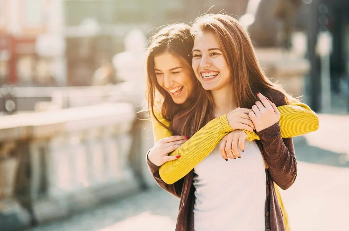 First girlfriend. Hajimete no gal tv2. Шведская семья домашнее. Атомик харт близняшки. Атомик харт сестры близняшки.