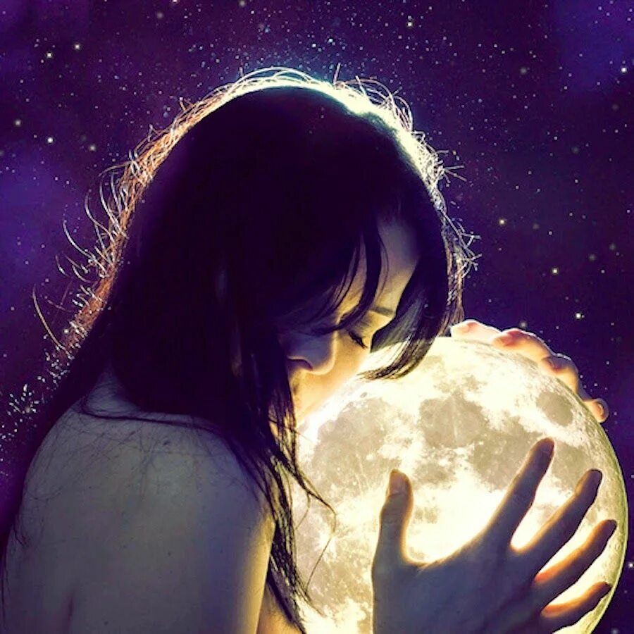 Девушка-Луна. Девушка обнимает луну. Обнять луну. Лунная девушка.