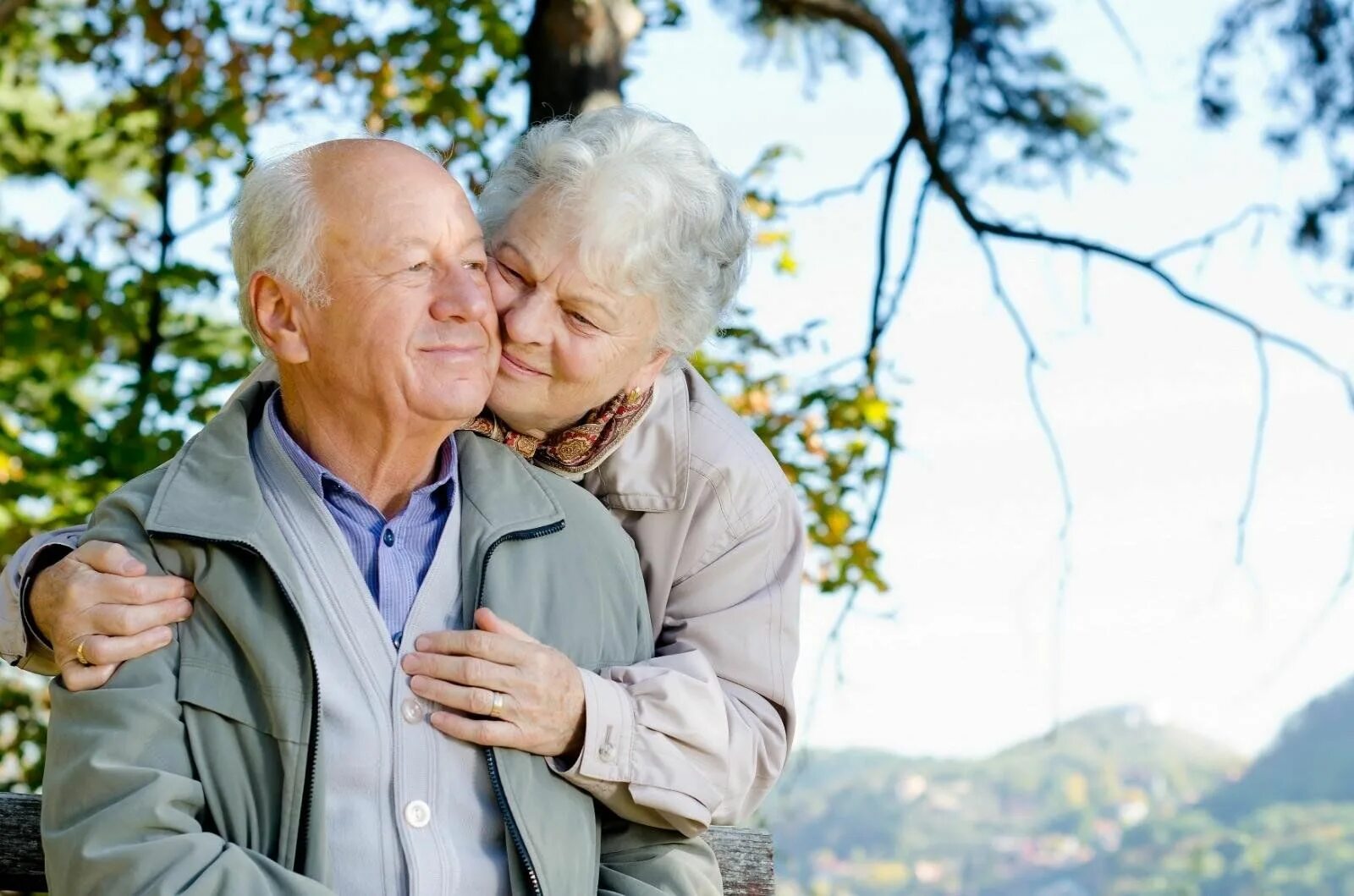 Праздник старости. Пожилые люди. Счастливые пенсионеры. Счастливые пожилые люди. Счастливые старики.