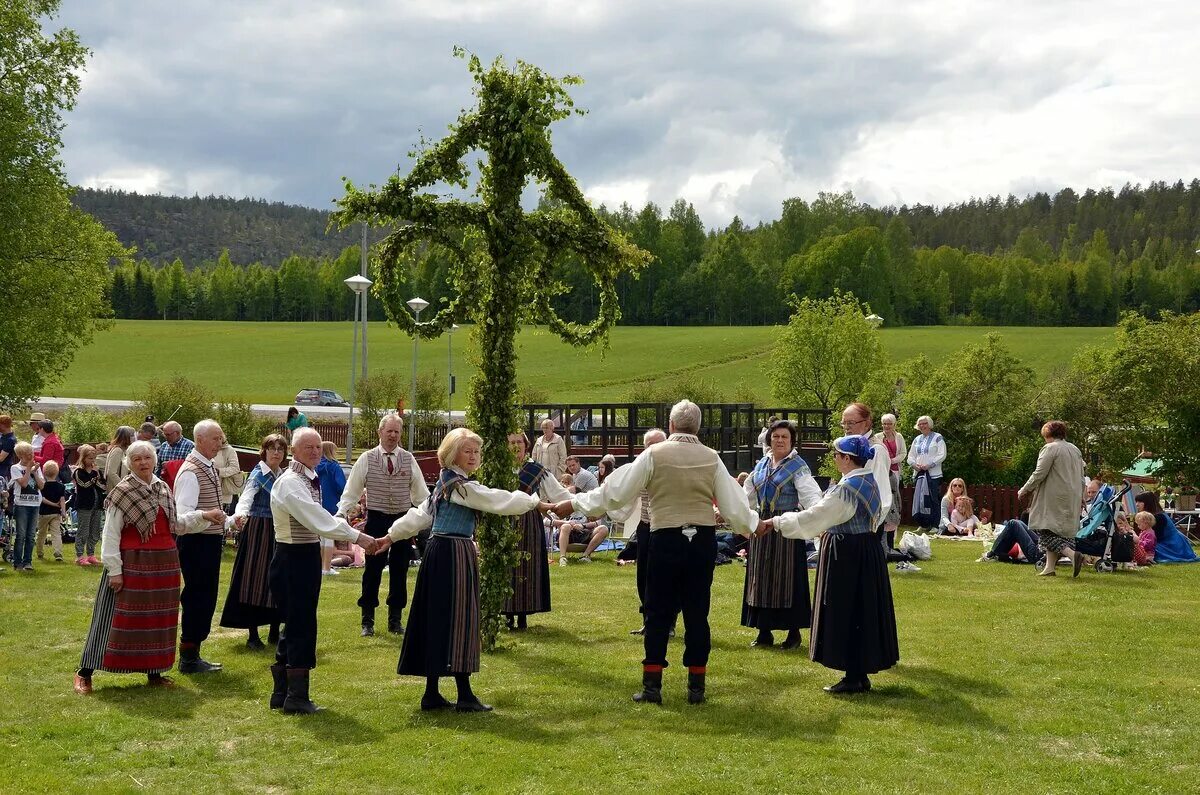 1 июня германия. Midsommar в Швеции. Мидсоммар праздник в Швеции. Мидсаммер шведский праздник. Фестиваль Майское дерево Приозерск.