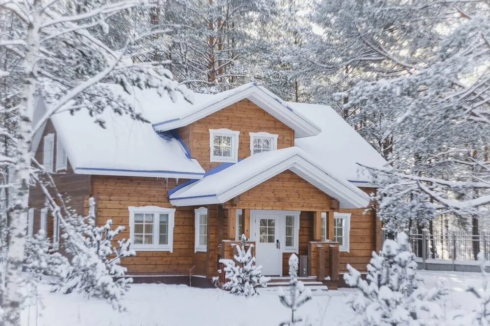 зимние дома. скандинавские красные домики. зимний домик. охта парк домики. хутор ёлки рускеала.