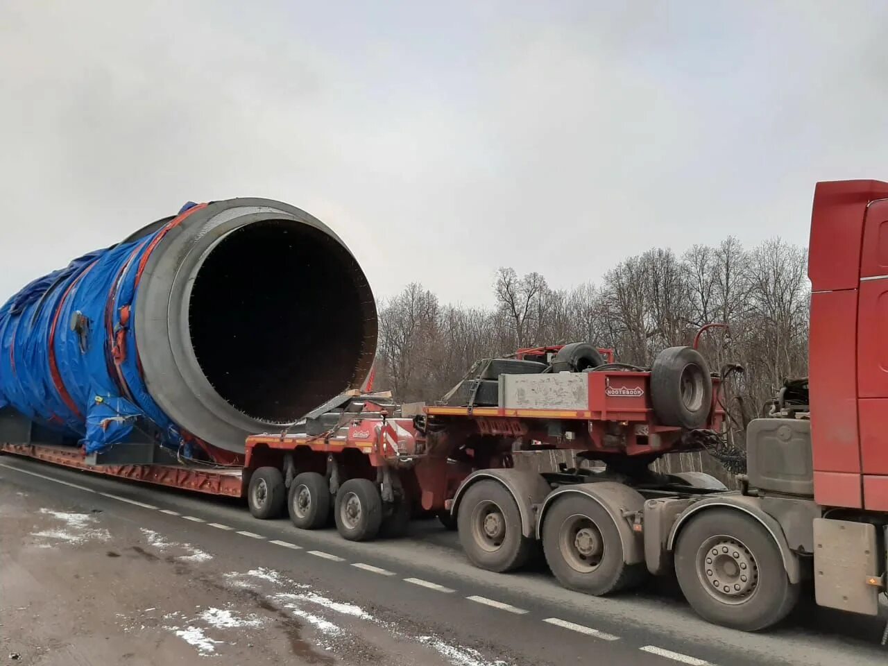 Перевозка 12 тонн. Трал негабарит 100 тонн. Трал 500 тонн. КАМАЗ негабарит 30 метров. Трал крупногабаритные перевозки реактор.