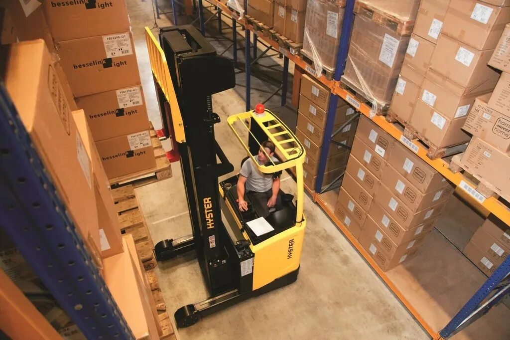 Техника используемая на складе. Ричтрак Hyster r1.6. Узкопроходный штабелер юнгхайнрих. Ричтрак юнгхайнрих. Узкопроходный штабелер Jungheinrich.