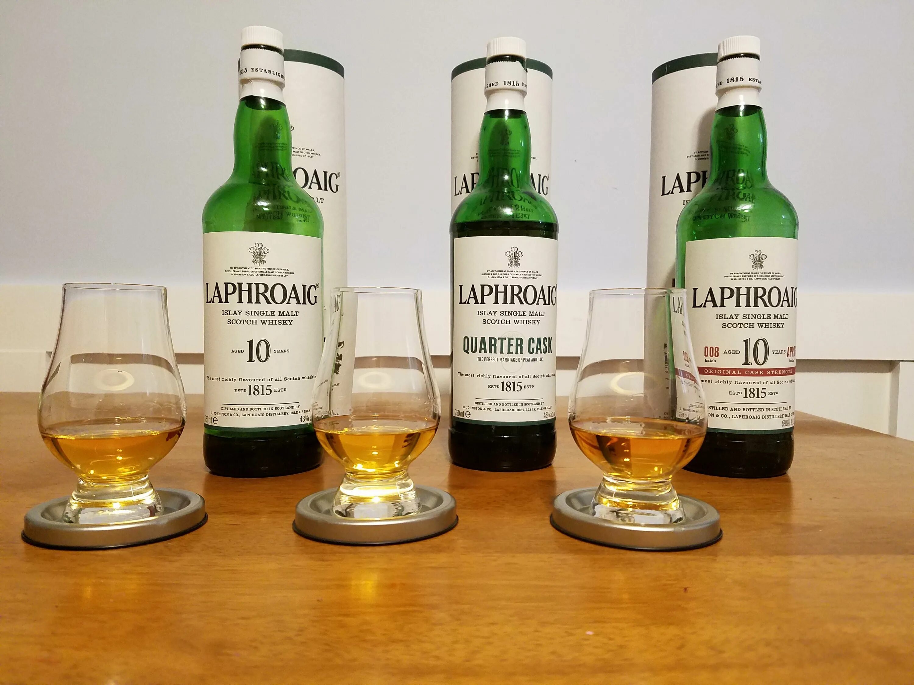 Single malt 10. Торфяной виски Лафройг. Торфяной виски Laphroaig. Laphroaig Single Malt 10 year. Виски островной торфяной.