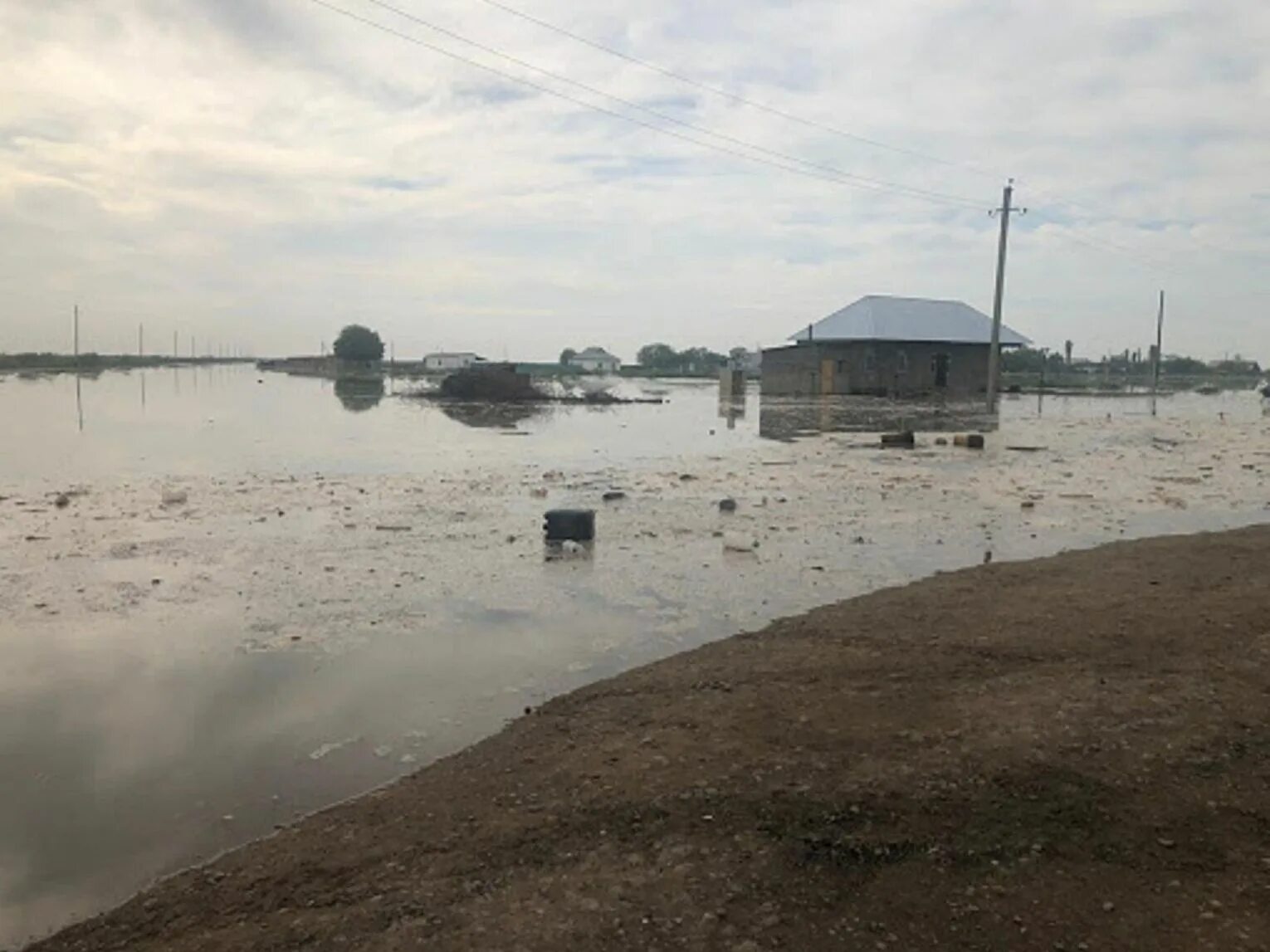 Паводок в атырау. Сырдарья прорыв дамбы. Сардобинское водохранилище в Узбекистане. Прорыв дамбы в Узбекистане. Наводнение Сардобинское водохранилище.