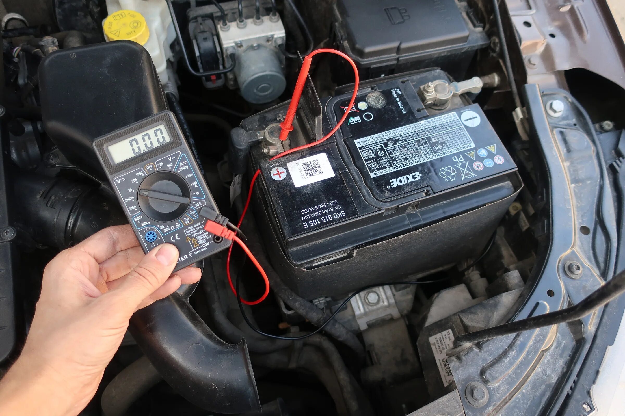 Зарядка акб шкода рапид. Генератор высасывает аккумулятор. Разрядка аккумулятора. Аккумулятор разрядился зимой. Аккумулятор разрядился зимой.