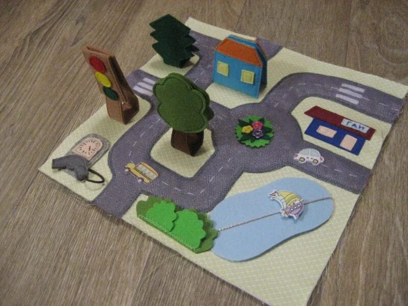 детские коврики с машинками. машинки из фетра с дорогой. дороги из фетра. детские коврики с машинками. развивающее панно для детей.