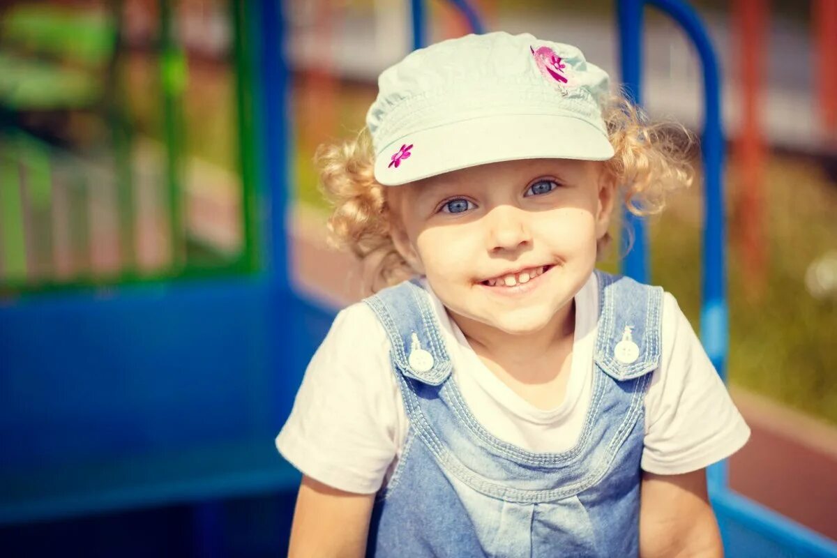 улыбка ребенка. улыбка ребенка крупный план. ребенок улыбается. улыбка ребенка. дети улыбаются фото.