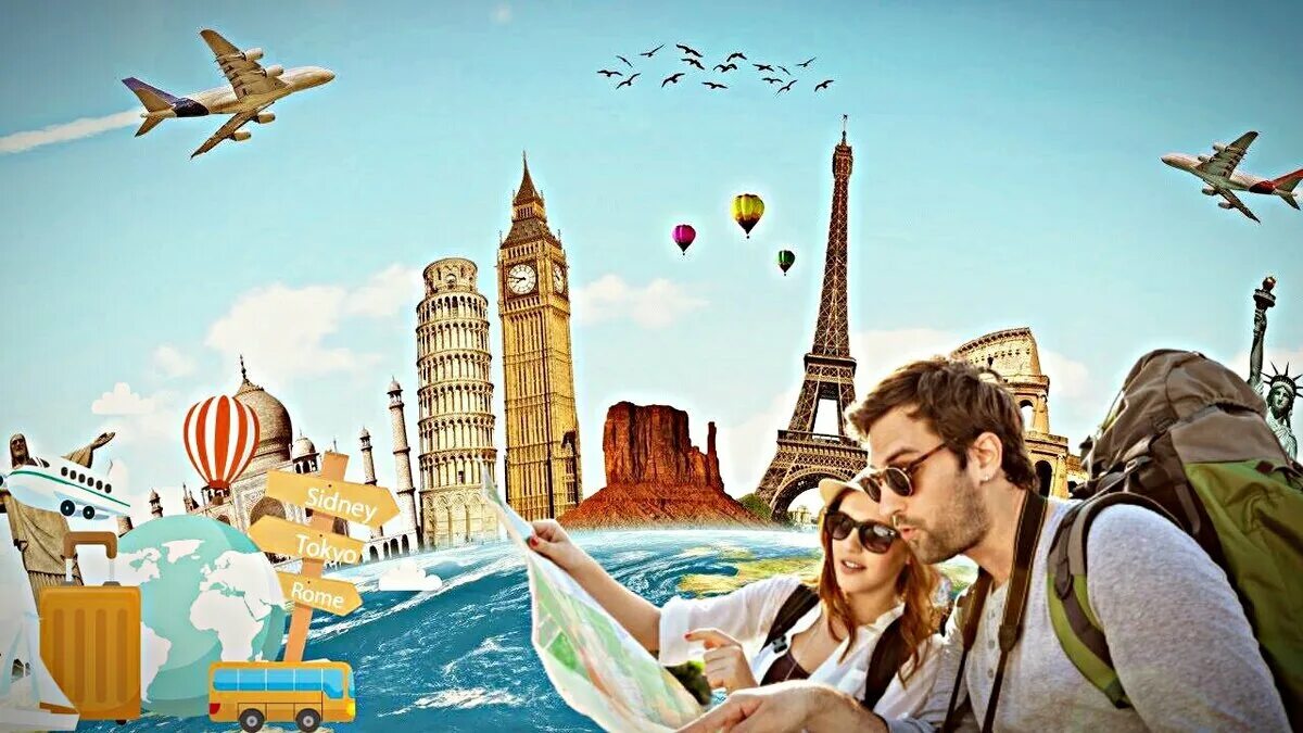 Туризм на компьютере. Навигация и девушка. Инновационные технологии в туризме. Девушка турист. Путешествие с помощью интернета.