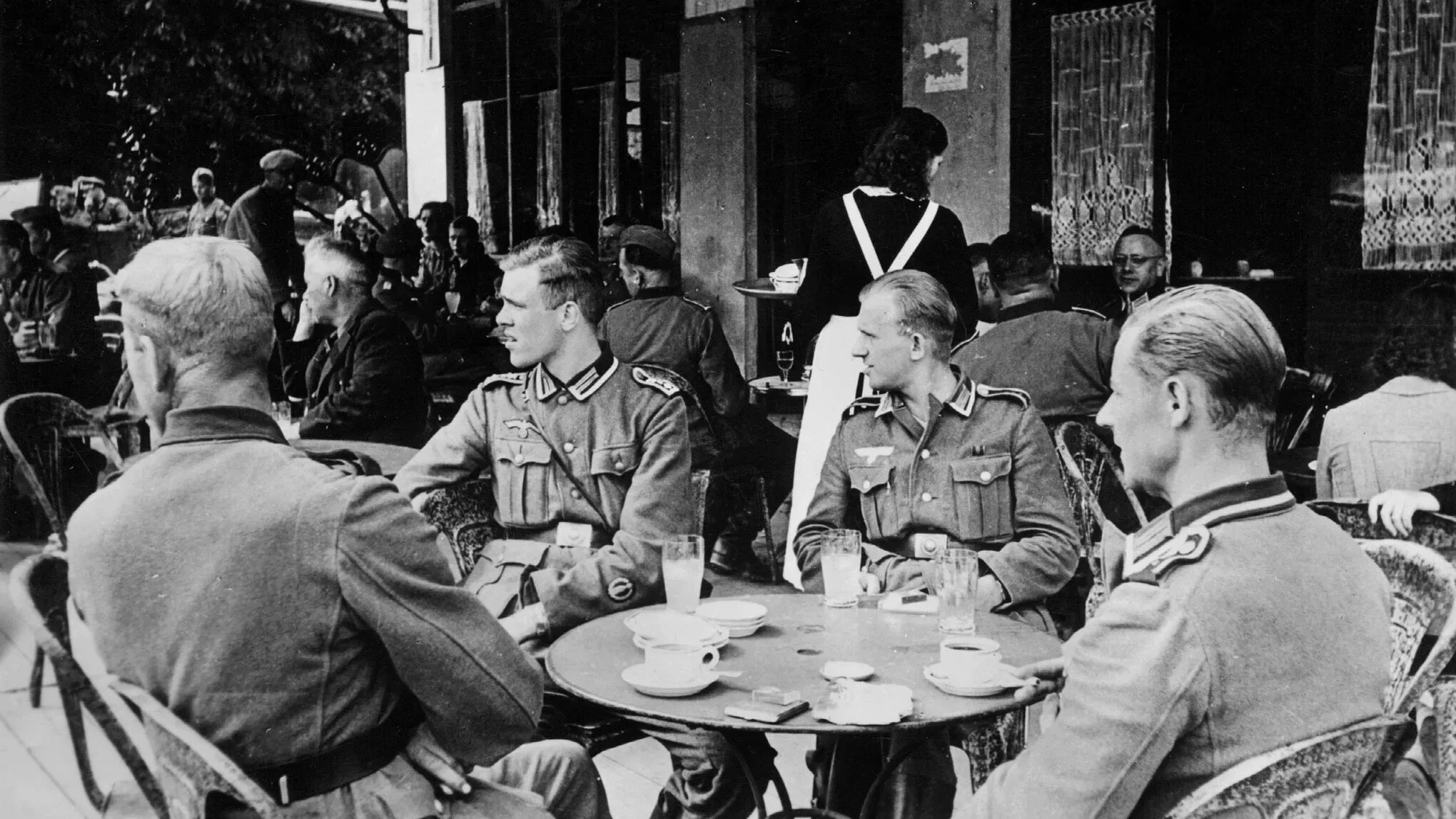 Французы это немцы. Немцы в Париже 1940 в кафе. Вермахт в Париже 1940. Париж немцы 1940 отдыхают. Германия 1942 года кафе.