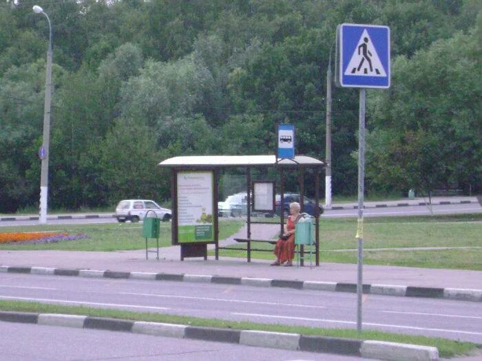 Ясенево остановки. Остановка Ясеневая улица. Остановка Ясенево. Остановка метро Ясенево. Остановка Ясенево МКАД.