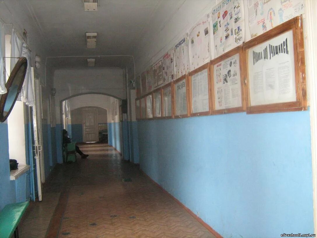 Гимназия 2 екатеринбург внутри. 1 гимназия пенза коридор. Гимназия 175 казань после ремонта внутри. Школа внутри. Коридор старой школы.