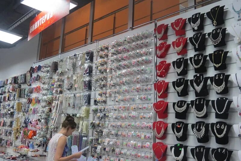 отдел аксессуаров. магазин бижутерии и аксессуаров. отдел бижутерии. интерьер бутика аксессуаров. дешевый магазин аксессуаров.