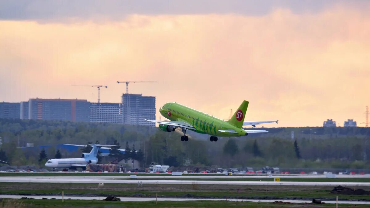 Аэропорт Кольцово 2000 год. VP-BTS. Поселок Кольцово 2000 года. AE`roport te. Туту аэропорт