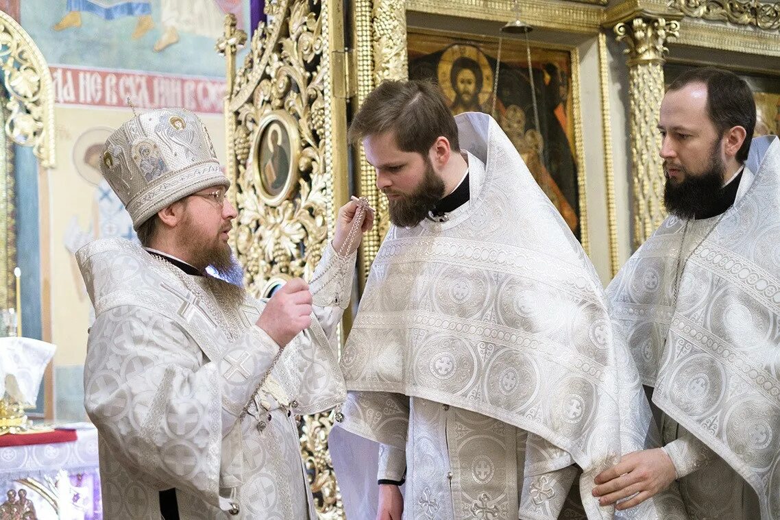 Аксиос значение. Аксиос. в церкви аксиос. аксиос аксиос аксиос. аксиос в православии.