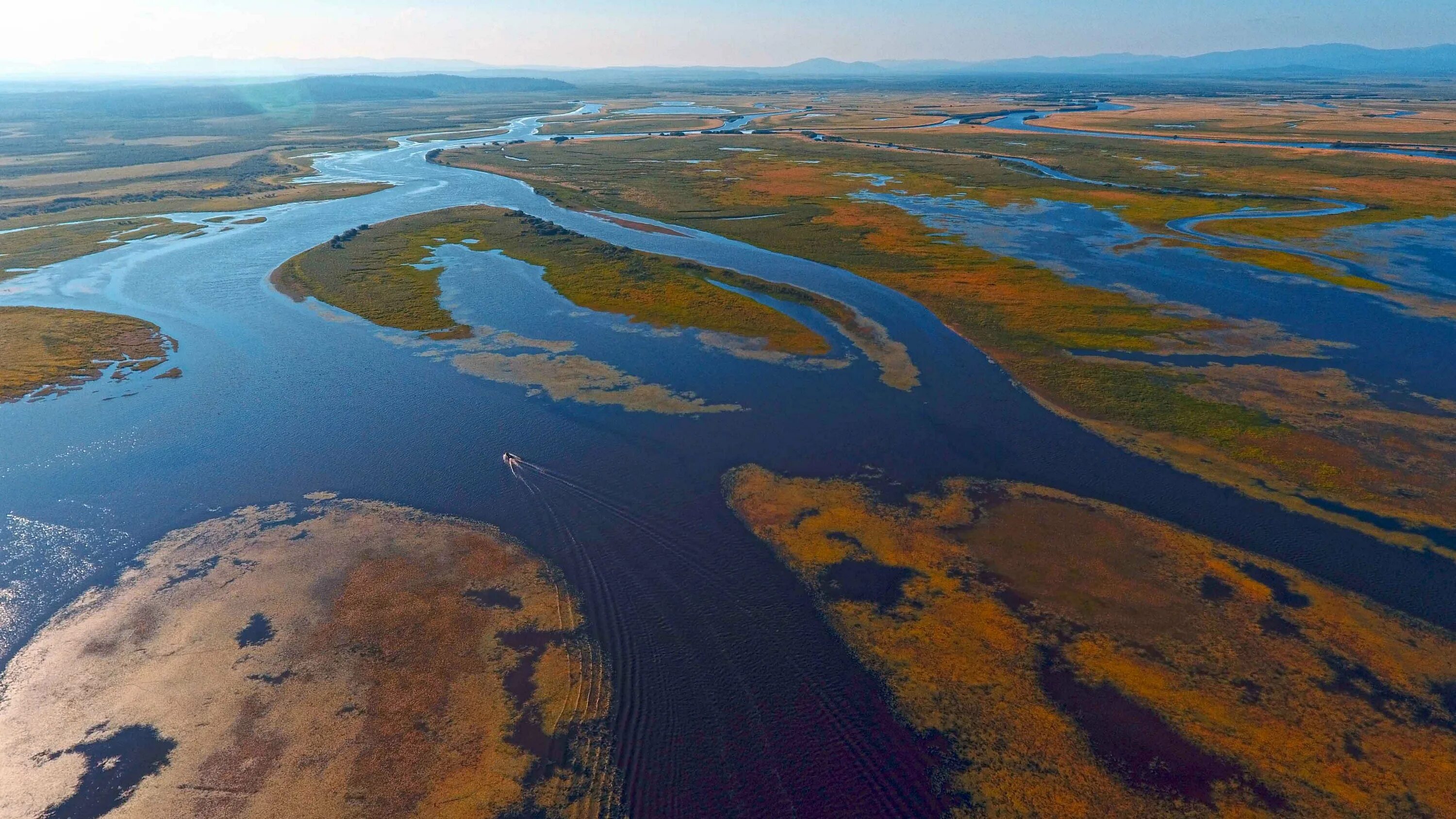 Река волга впадает в каспийское море знаки. Каспийское море Дельта реки Волга. Дельта Волги у Каспия. Устье Волги Каспийское море. Волга Устье эстуарий.