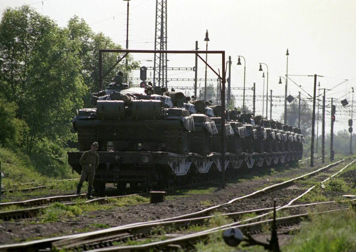 Вывод войск ссср из германии. Вывод советских войск из Чехословакии. Вывод советских войск из Чехословакии 1990. Вывод советских войск из Германии 1990. Вывод войск из Чехословакии в 1991.