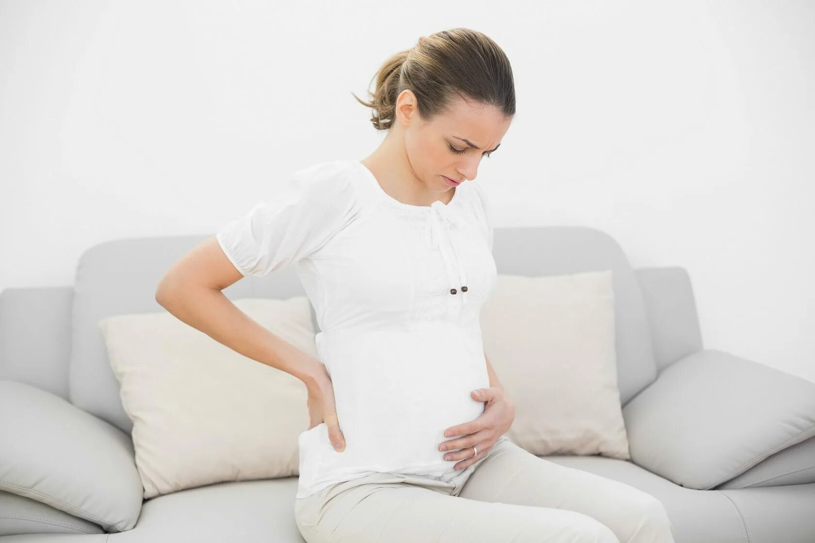 Вздутие при беременности на ранних сроках. Беременная женщина болеет. Беременные больной живот. Беременные с больным животом. Беременность болит живот.