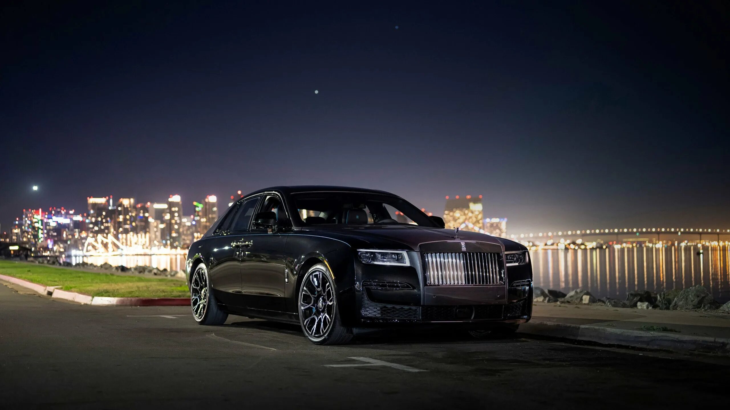 Роллс телефон. Rolls Royce Ghost 2022. Rolls-Royce › Ghost 2022 черный. Роллс Ройс Ghost 2022. Rolls Royce Ghost Black badge 2022.