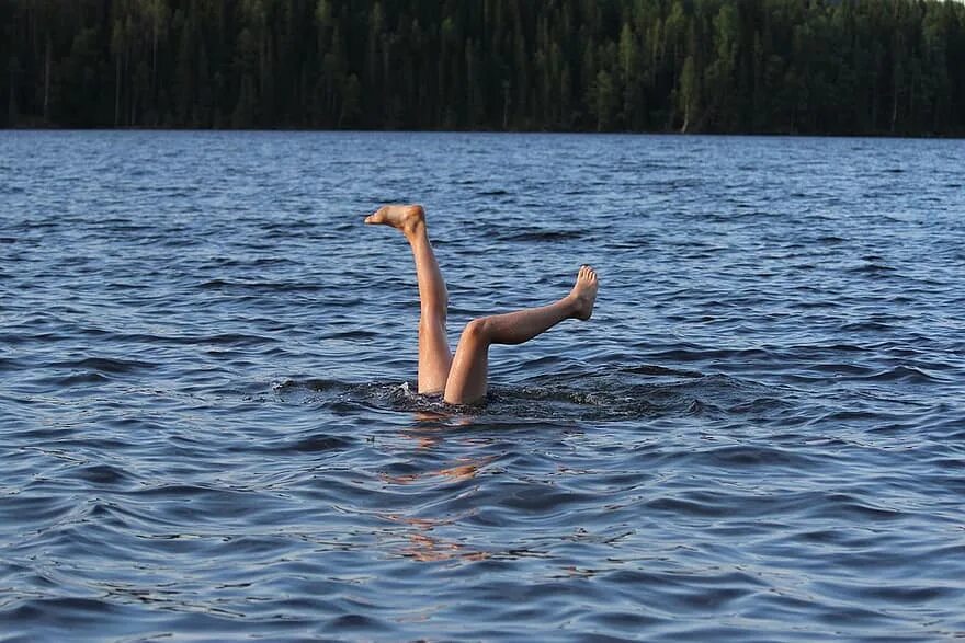 Купание в море. Девушки купаются в реке. Девочка купается в речке. Девушка моется в реке. Она плавала в озере