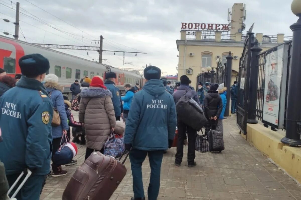 Те кто приехал в воронеж в феврале. Беженцев из днр воронеж. беженцы из украины в воронеж. беженцы в воронеже. поезд с беженцами.