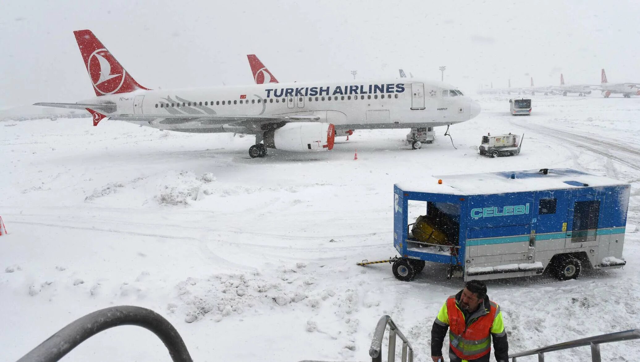 Аэропорт turkish airlines. Турецкий рейс. Турция рейсы отменили. Авиакомпания туркиш. Турецкие самолеты.