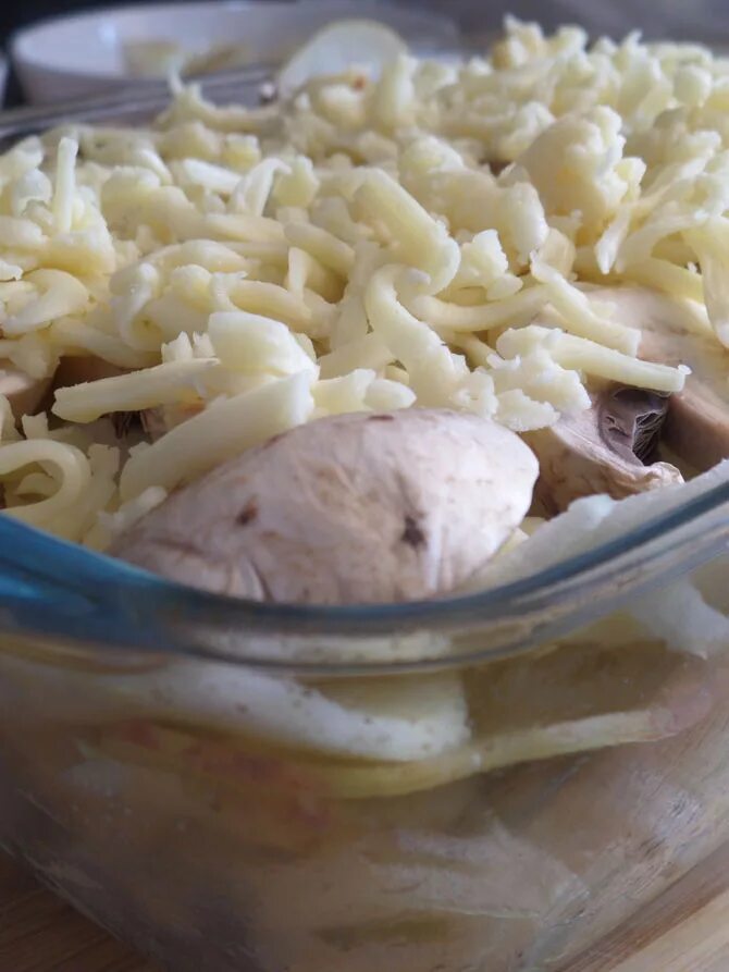 фаршированные королевские шампиньоны. куриная грудка шампиньоны лук рецепт. куриное филе запеченное с грибами. курица с грибами в духовке. грудка шампиньоны сыр.