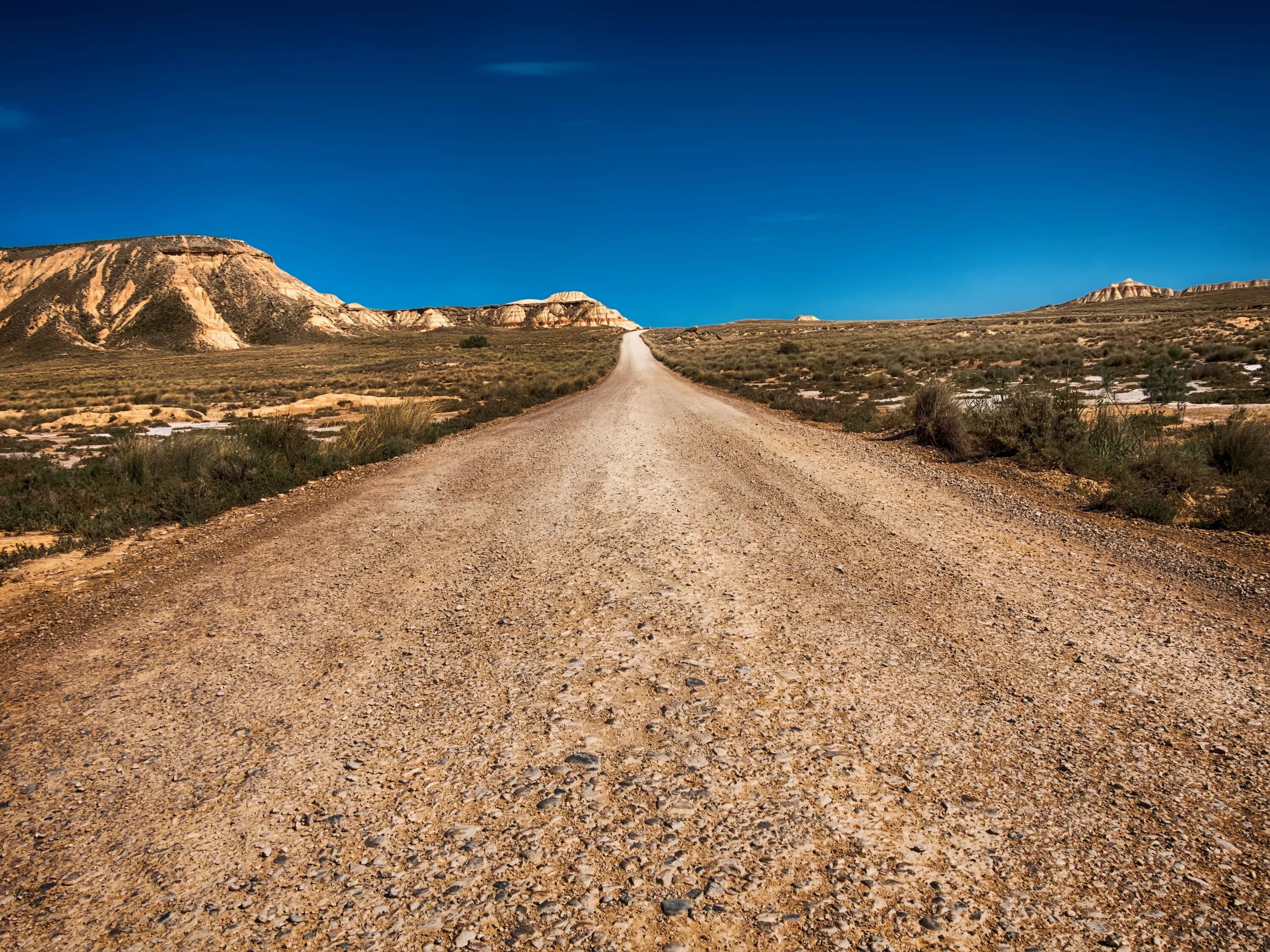 Дорога в пустыне. Песчаная дорога. Пустыня с дорогой. Земля дорога.