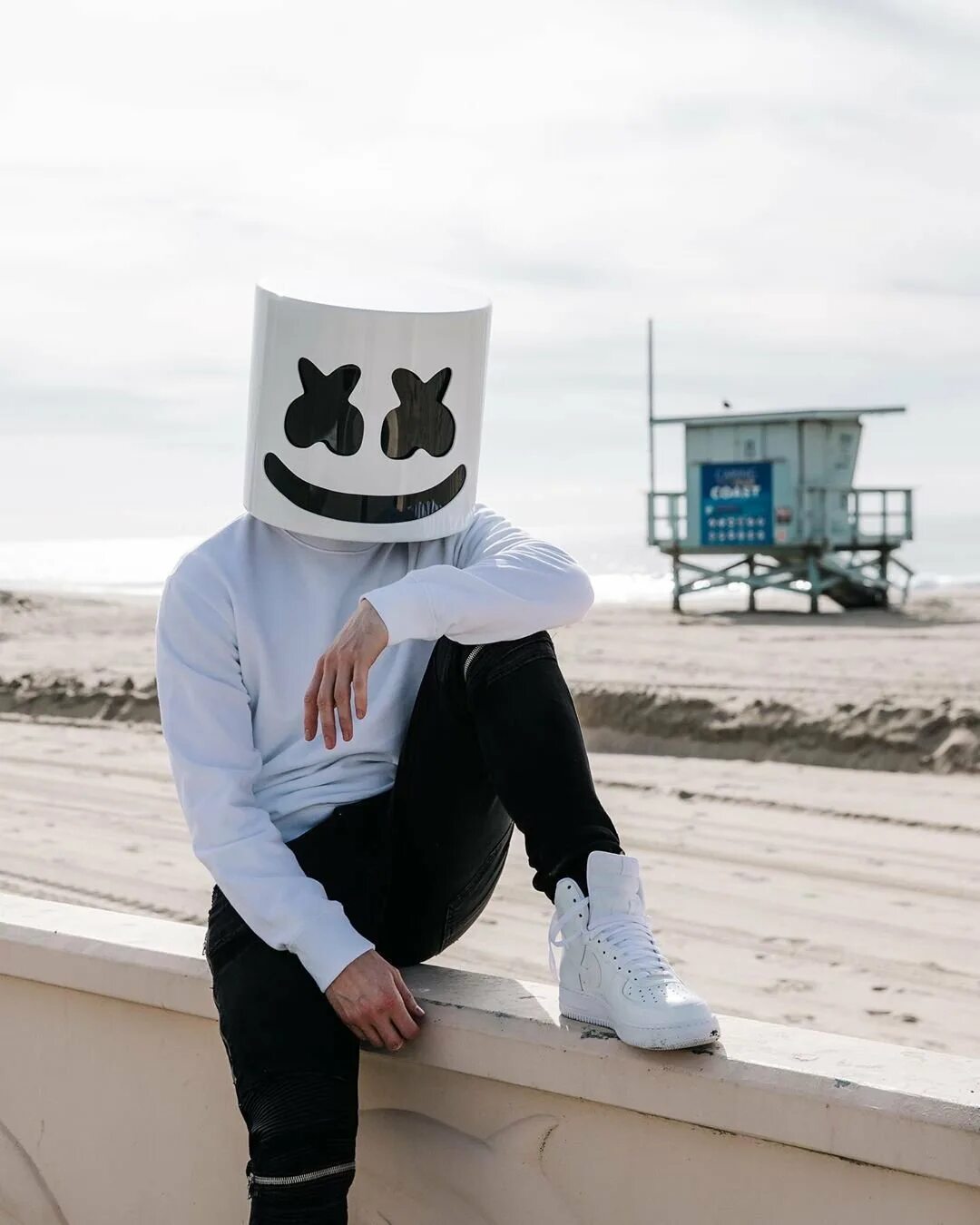 Miles on it marshmello. Кристофер Комсток Marshmello. Маршмеллоу певец без маски. Маршмеллоу диджей 2020. Мистер маршмеллоу.