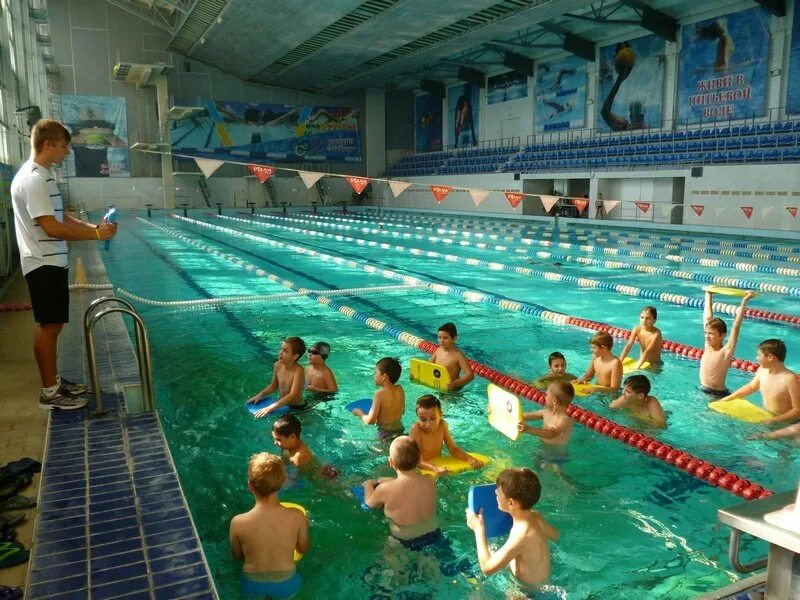 Школьный плавательный бассейн. Школа плавания. Массовые заплывы в бассейне. Школьники в бассейне.