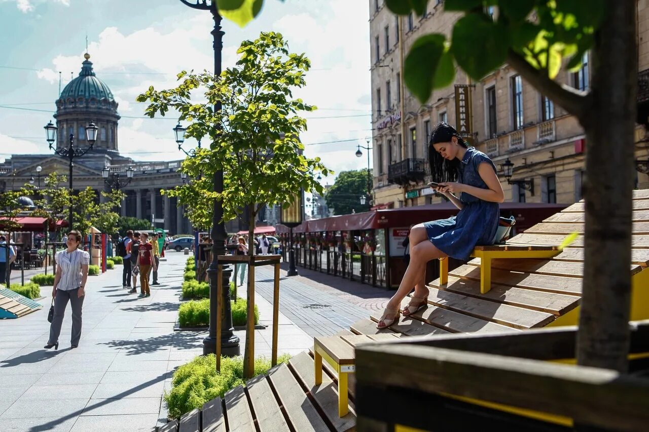 Прогулки по городу. Петербург лето люди. Питер летом. Люди на улицах Санкт-Петербурга.