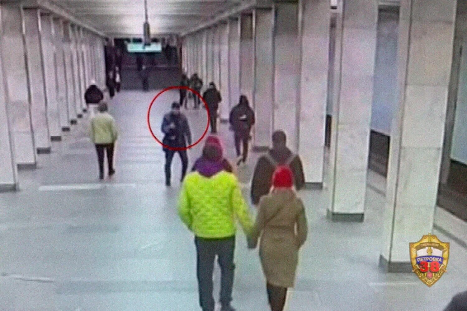 Нападение в москве теракт. Задержание в метро в Москве. Пассажиры Московского метро. Фотосессия в метро.