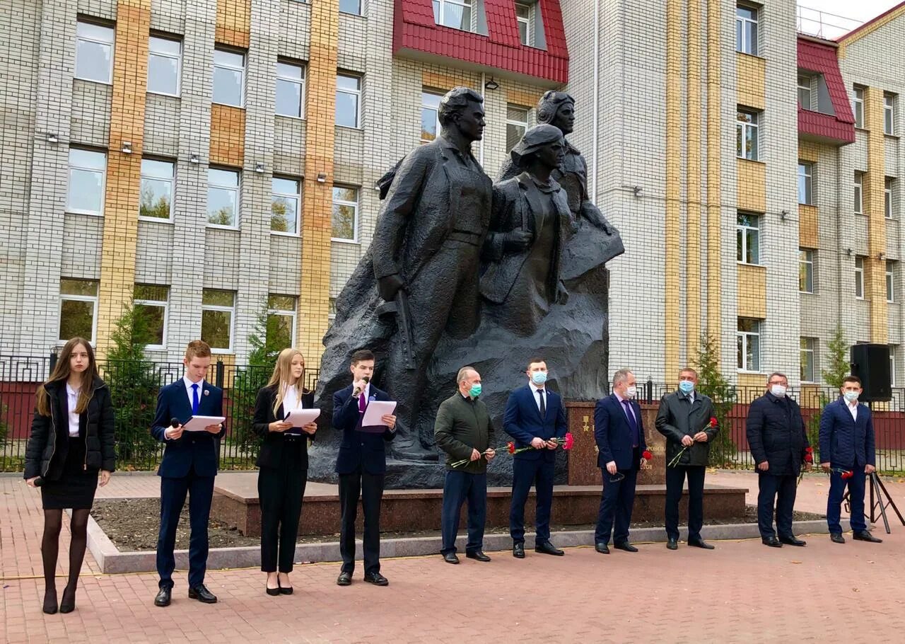 Ооо города брянска. Памятник возле 27 лицея в Брянске. Памятник возле лицея Брянск Фокинский район. Памятники Фокинского района Брянска. Лицей Фокинский район Брянск.