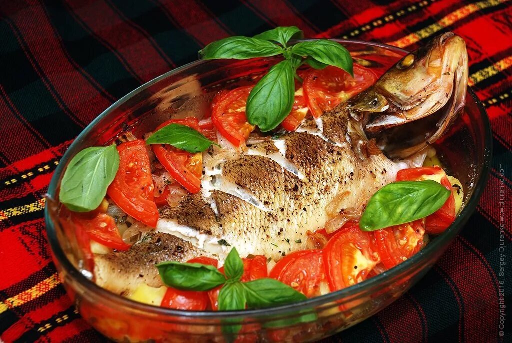 Простые рецепты рыбы с овощами. Окунь морской Джуренко. Рыба в духовке. Окунь запеченный в духовке. Окунь с овощами.