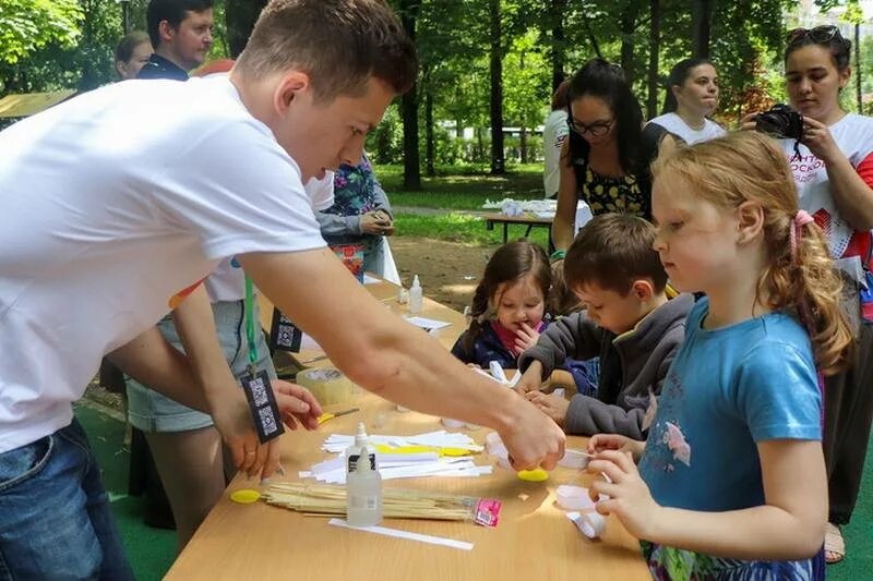Мероприятия в парках для детей. Мероприятия в парках для детей. Дети в парке. Праздник для детей на улице. Праздник для детей на улице.
