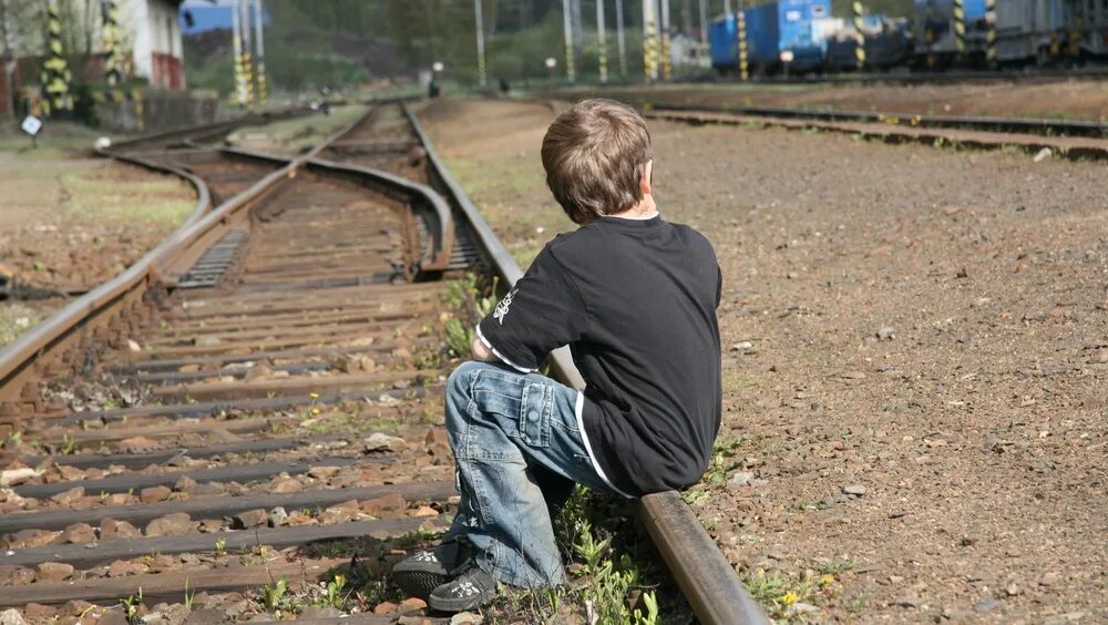 Школьники на железной дороге. Рельсы и человек. Человек сидит на рельсах. Дети на ЖД путях. Путь человека.