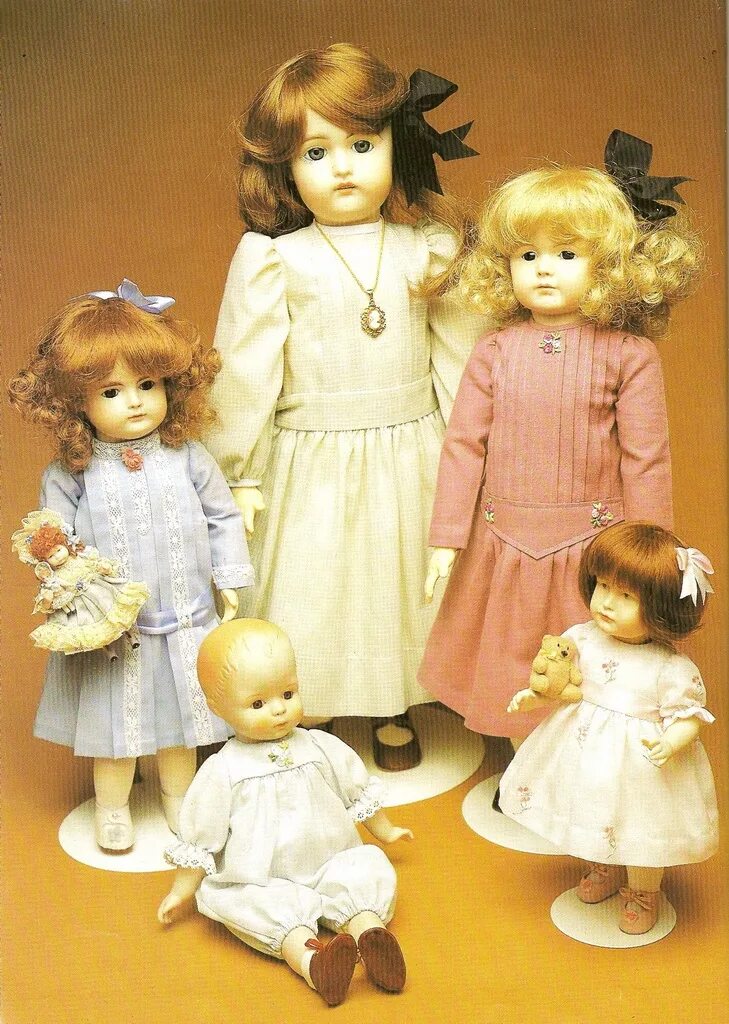 The dolls. Винус Додж шьем одежду для кукол. Книга одежда для кукол. Куклы 200 года. Платье для куклы книга.
