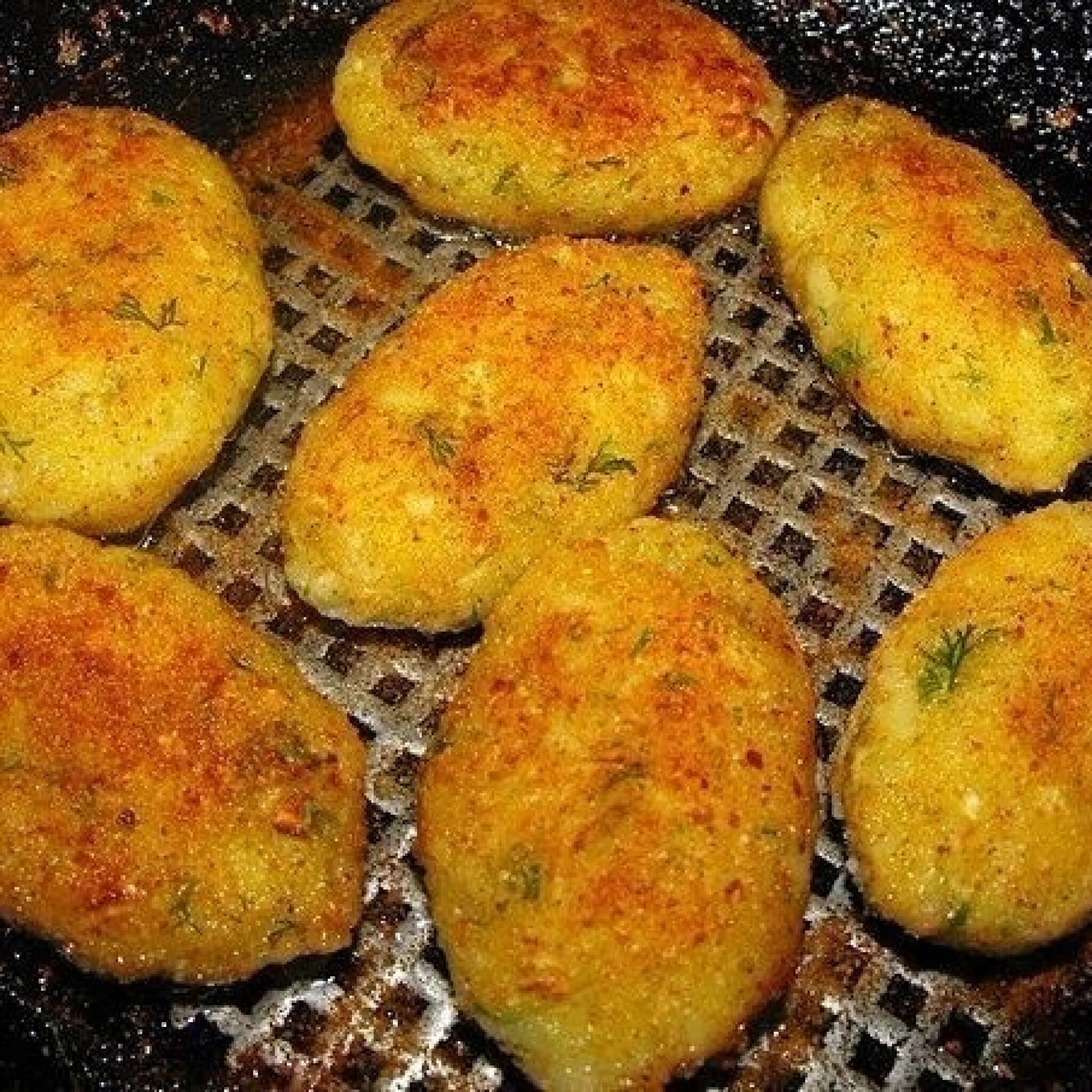 Капустные котлеты очень вкусные на сковороде. Капустные котлеты. капустные биточки. капустные котлеты в панировочных сухарях. капустные котлеты с манкой на сковороде.